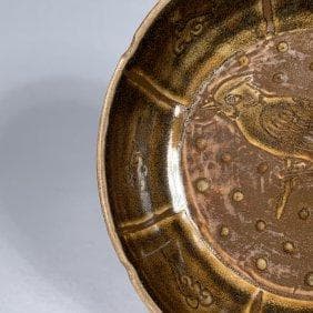 鳥の彫刻の茶色漆器椀