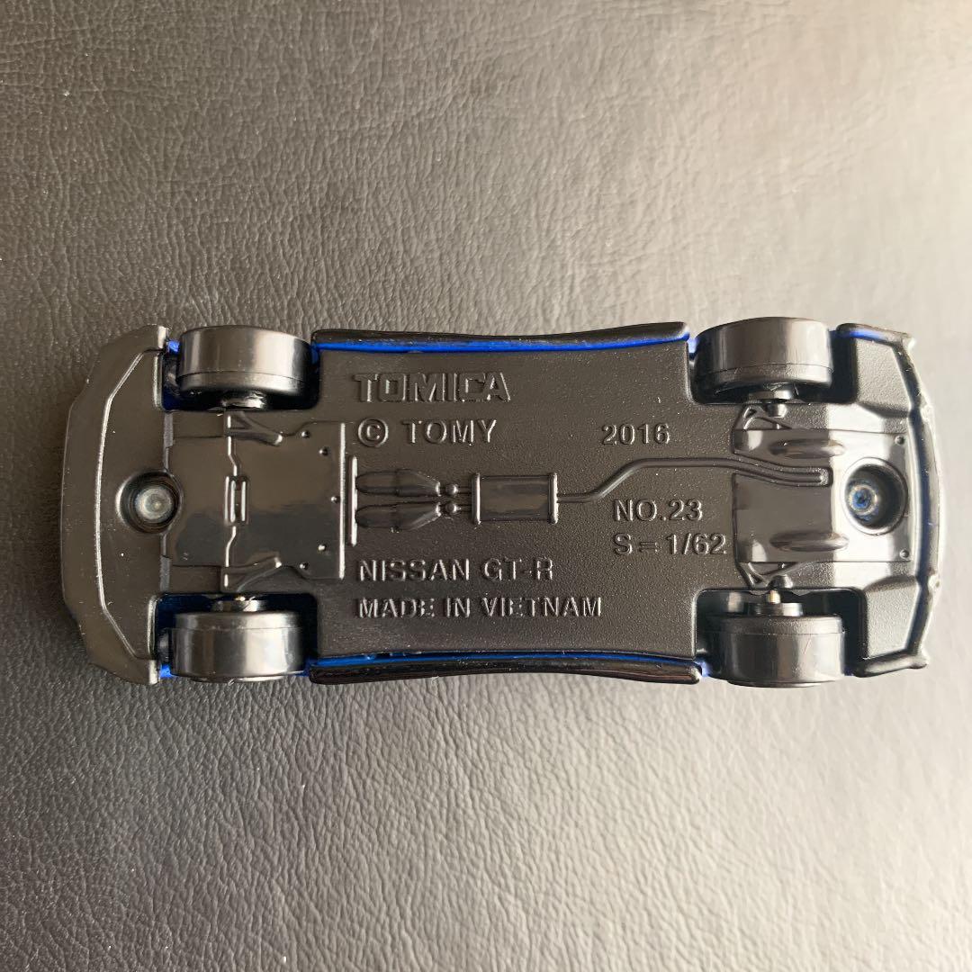 【大幅値引きしました】トミカ　　GT-R 50周年記念　　ミニカー