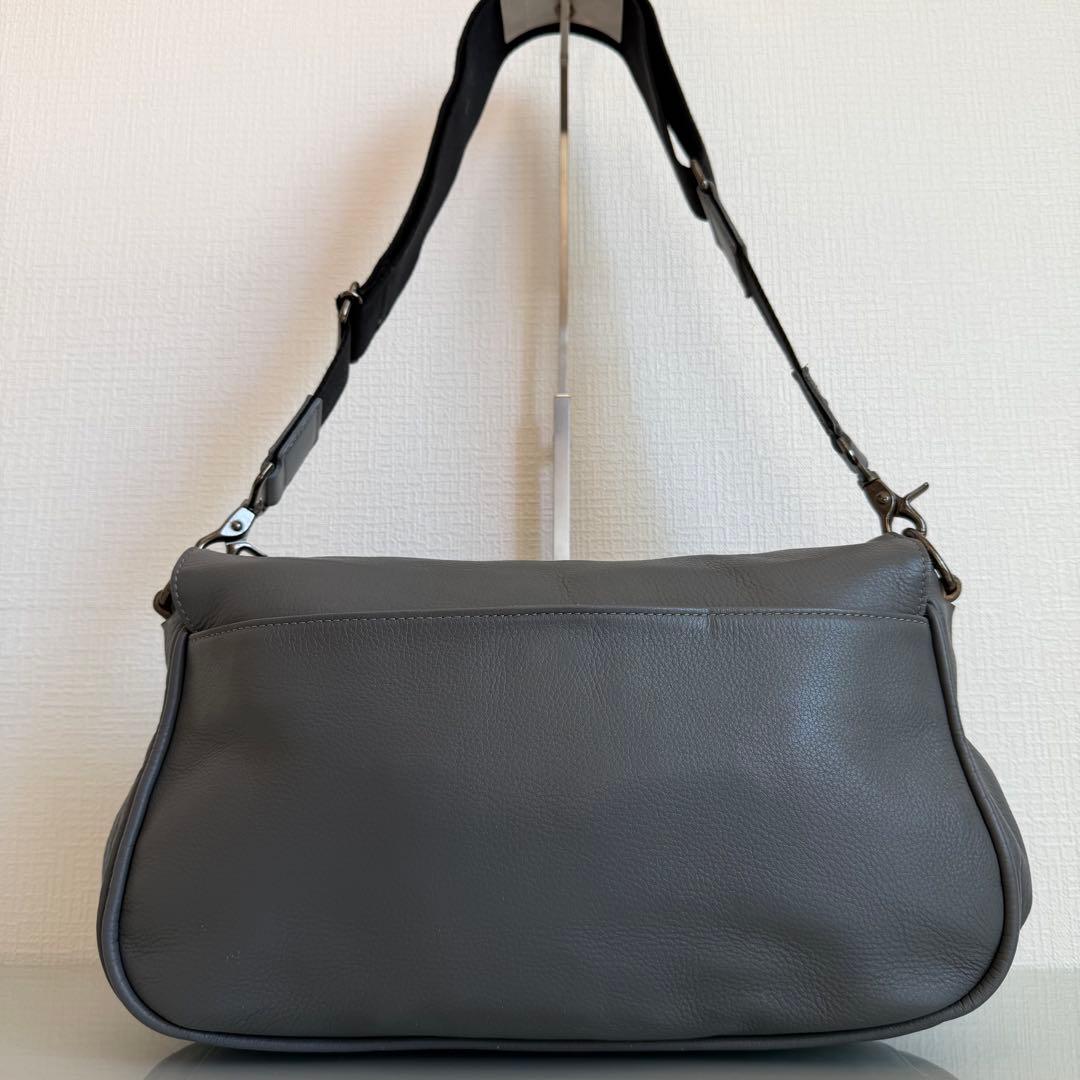 ヴィヴィアンウエストウッド　ショルダーバッグ　レザー　オーブ　大容量　グレー