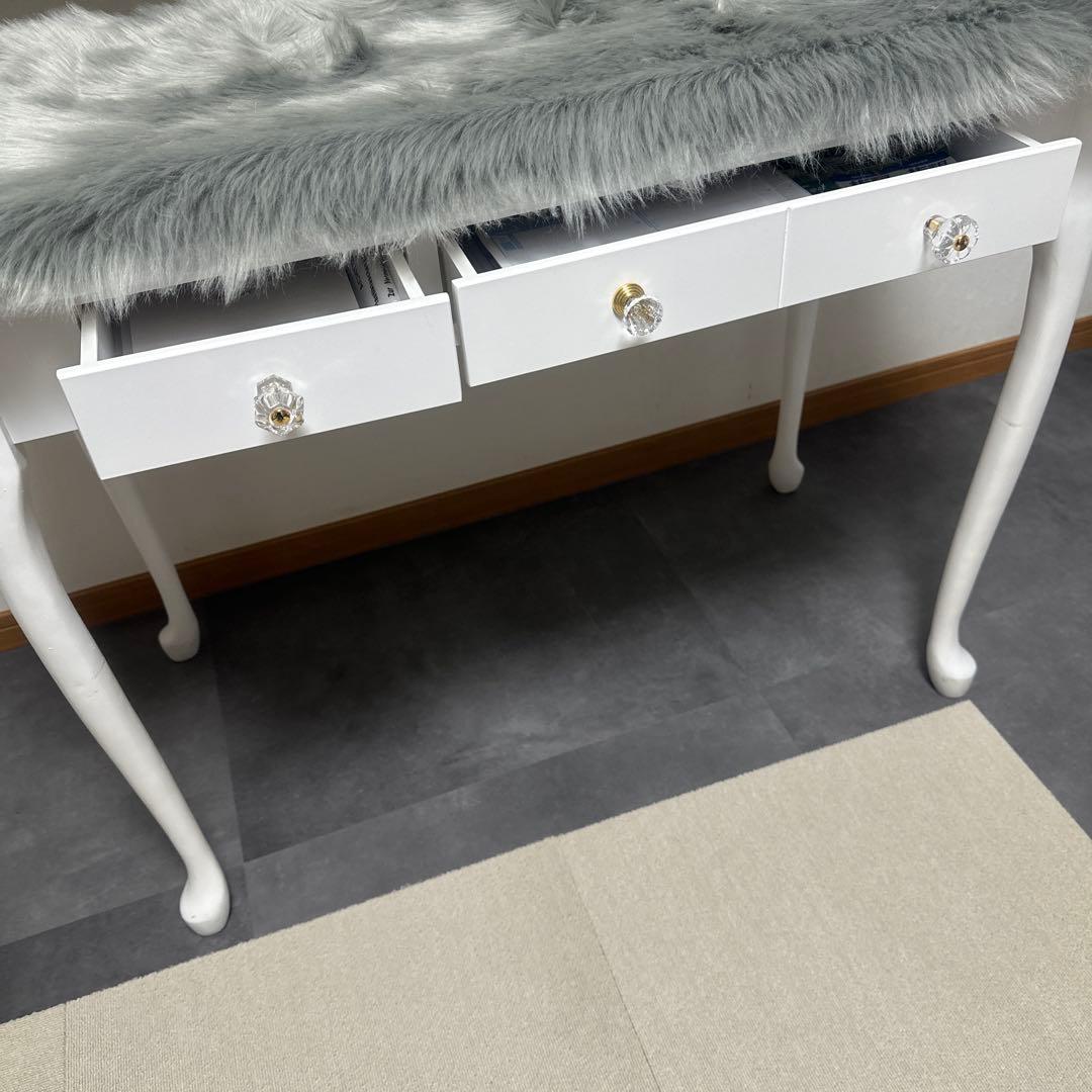 最終値下げ‼️早い者勝ち‼️ファー付❤︎ホワイトクラシックテーブル 引き出し付き 最終値下げ‼️早い者勝ち‼️ファー付❤︎ホワイトクラシックテーブル