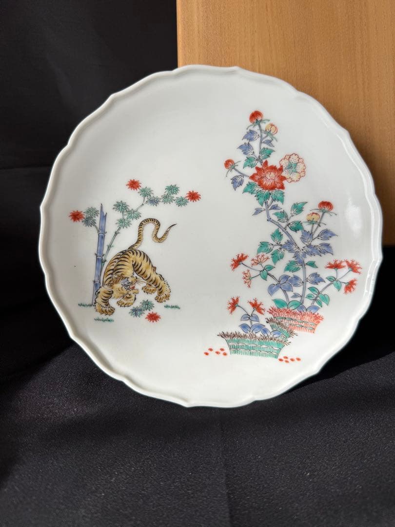 十四代　柿右衛門　額皿　竹虎文