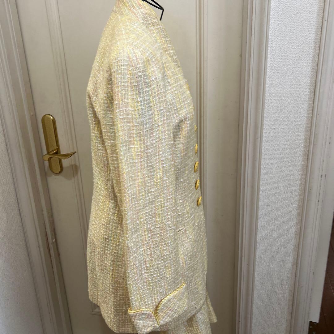 マギーのクリーム系高級ツイードスーツ