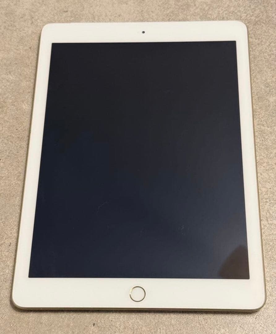 iPad 第5世代 32GBゴールド Wi-Fi カバー付き - メルカリ