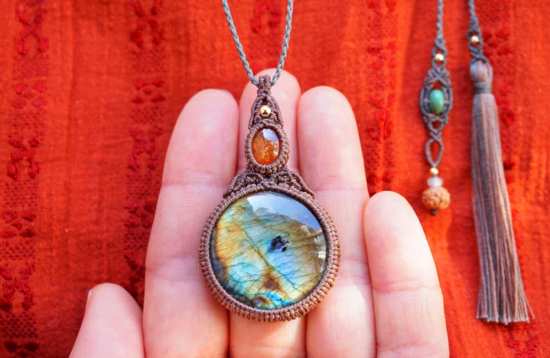 マルチカラーラブラドライト オレンジカイヤナイト マクラメ ネックレス