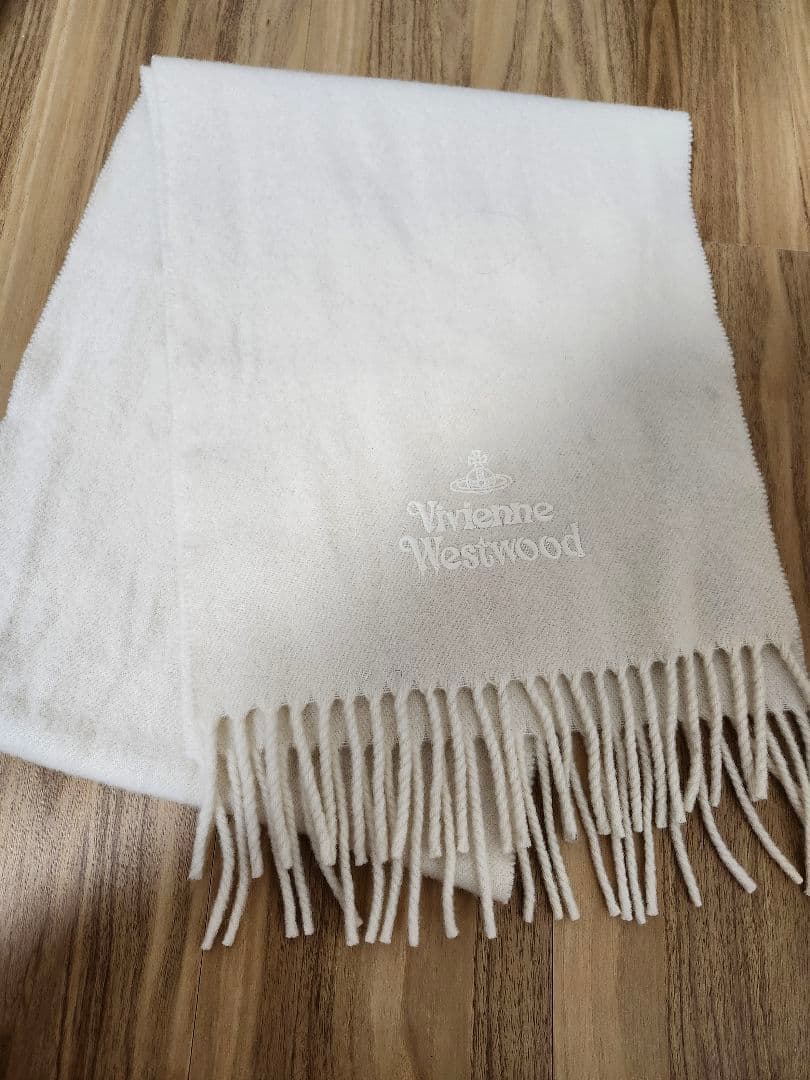 Vivienne Westwood ホワイト フリンジ付マフラー - メルカリ