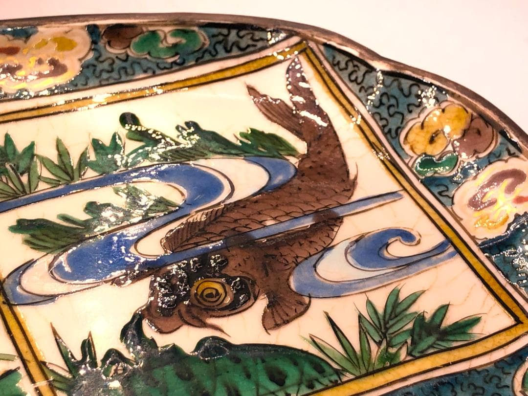 【 古九谷色絵木瓜型中皿 】　岩牡丹・鯉魚・雲文　折鶴若松図　角福印　江戸時代