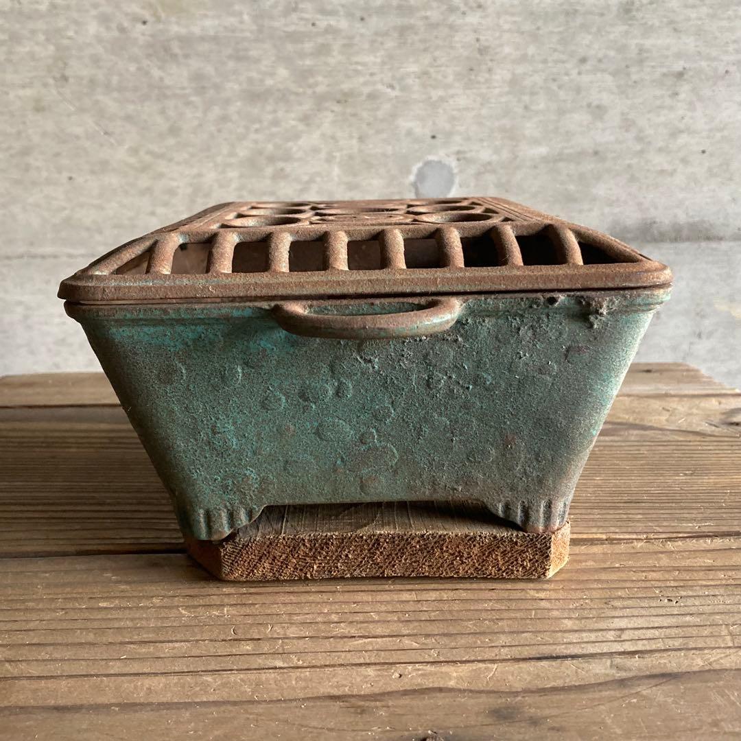 古い火鉢 手炙り 行火 暖房 香炉 蚊取り線香入れ 鉄製 木製台 骨董