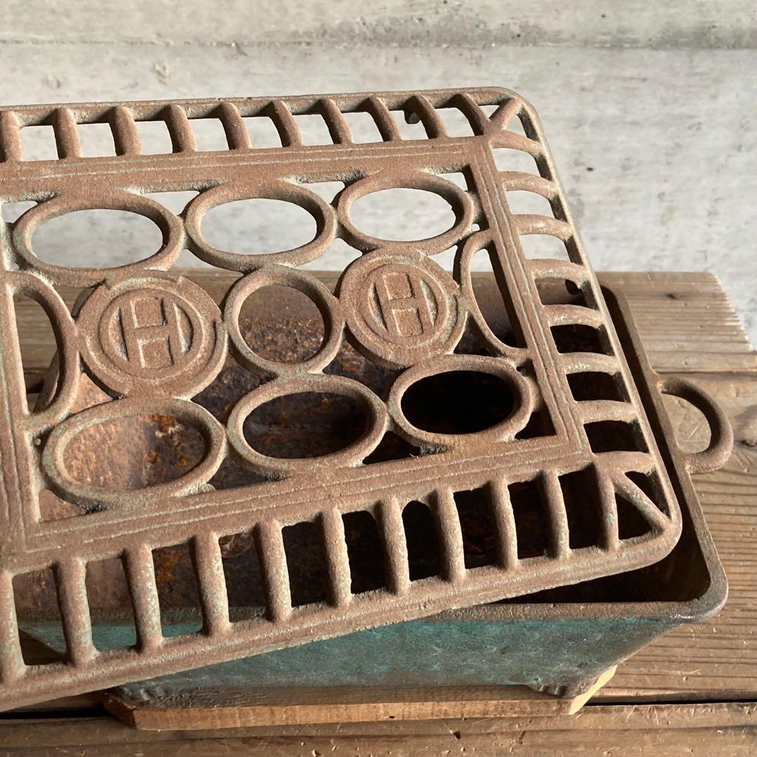 古い火鉢 手炙り 行火 暖房 香炉 蚊取り線香入れ 鉄製 木製台 骨董