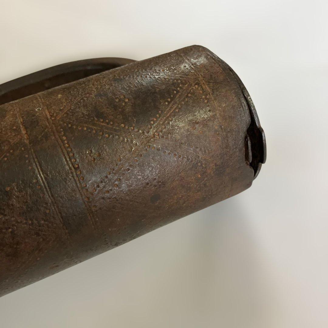 アンティークな鉄製スクリュー筒型南京錠（表面には点描幾何学模様）