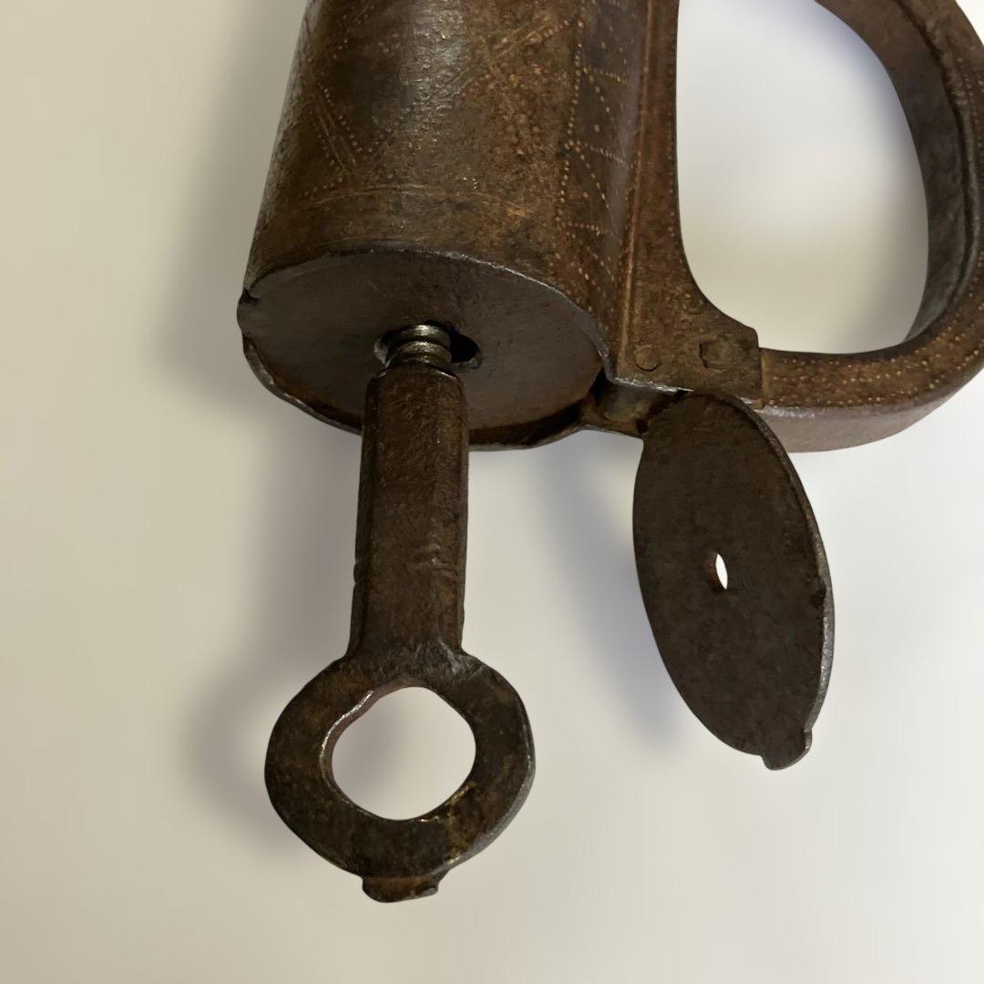 アンティークな鉄製スクリュー筒型南京錠（表面には点描幾何学模様）