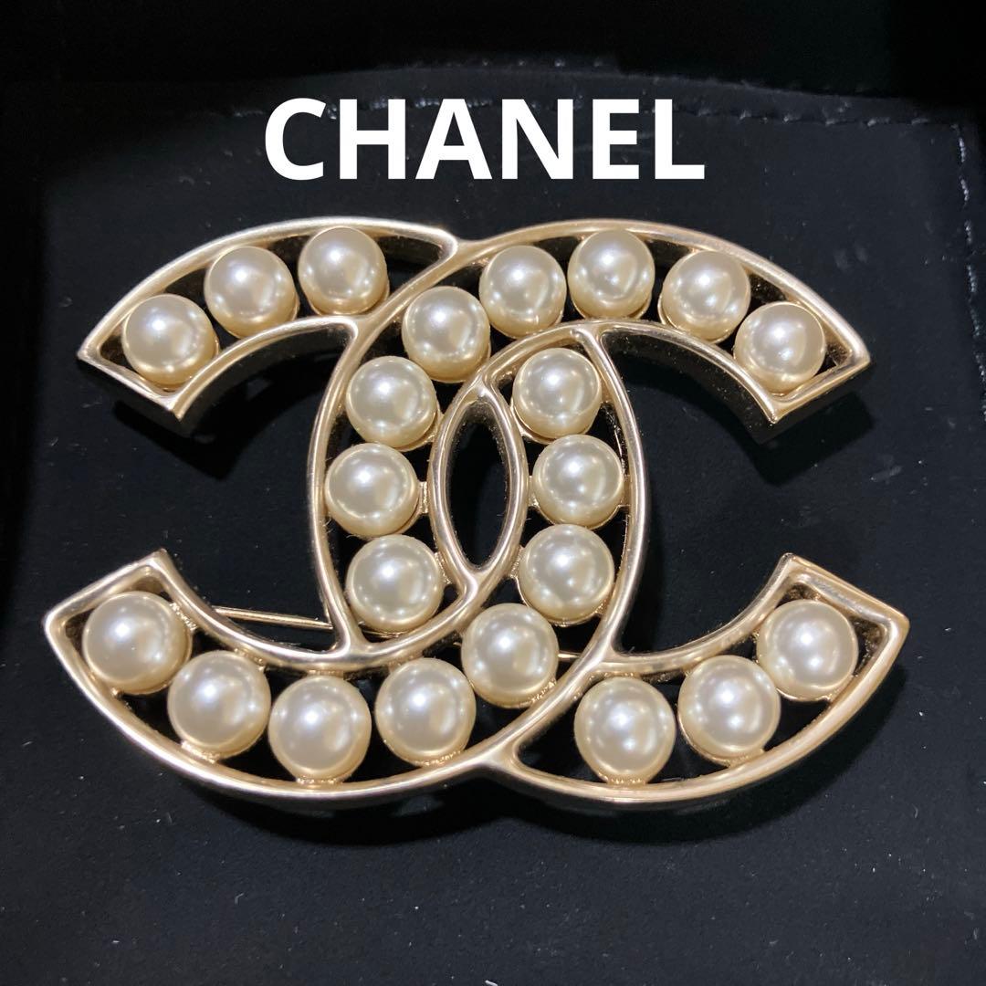 CHANEL パール付きロゴブローチ CHANEL パール付きロゴブローチ 箱付き