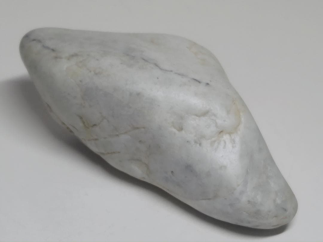 糸魚川106 翡翠 330g ヒスイ 原石 鑑賞石 自然石 誕生石 鉱物 鉱石