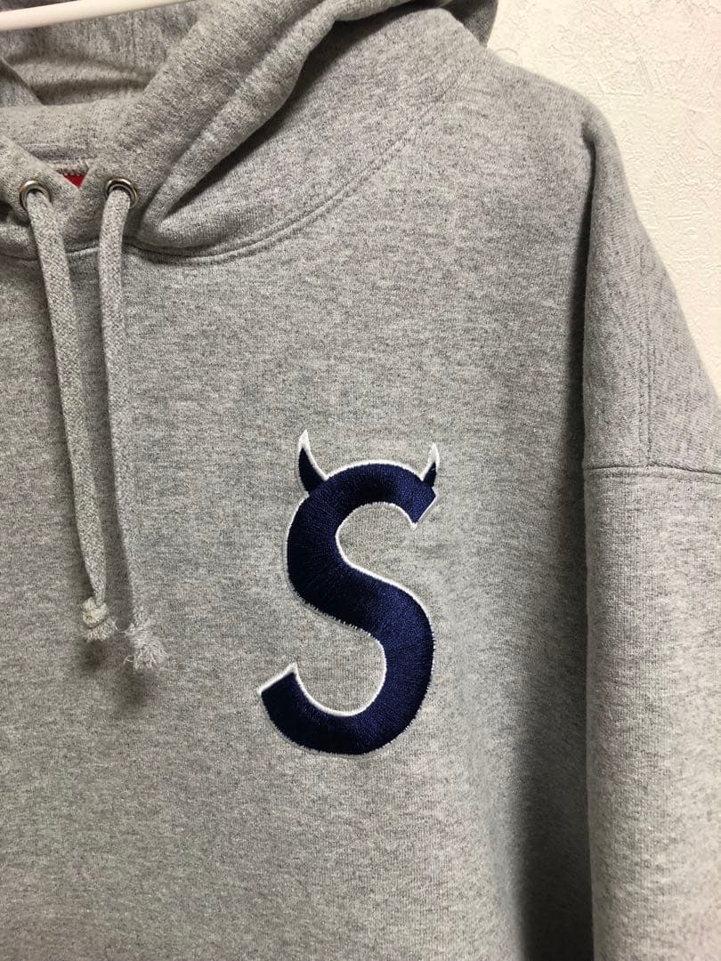 supreme シュプリーム　Sロゴ ツノ　パーカー