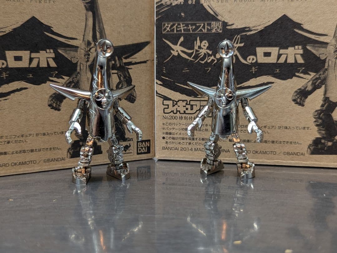 太陽の塔 ダイキャスト 2個セット 岡本太郎 ロボ タローマン