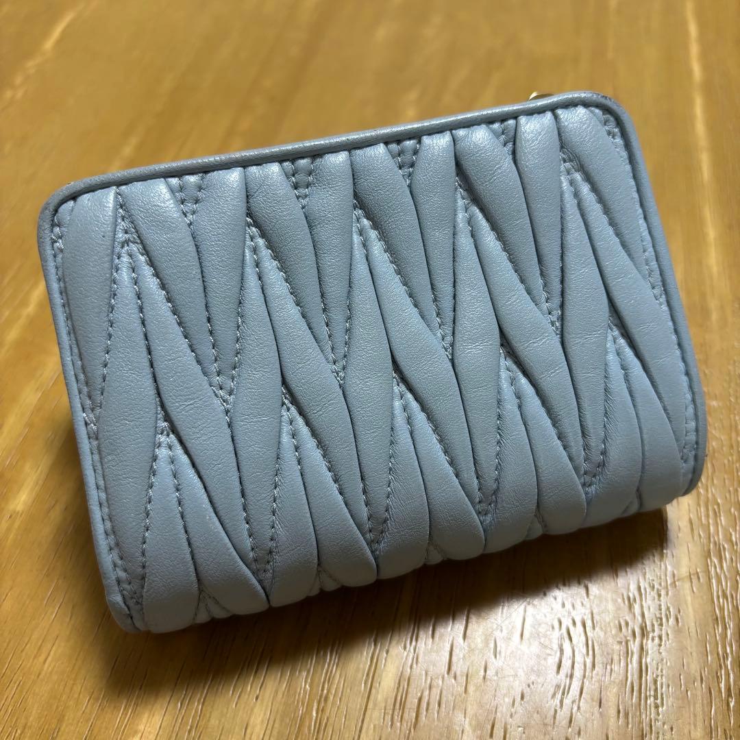 MIU MIU マテラッセ 折り財布 水色【極美品】の通販はau PAY