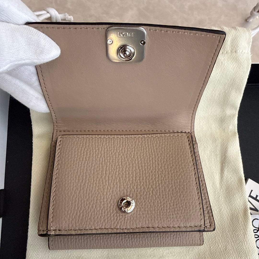 ロエベ アナグラム トライフォールド ウォレット（ペブルグレインカーフ）サンド