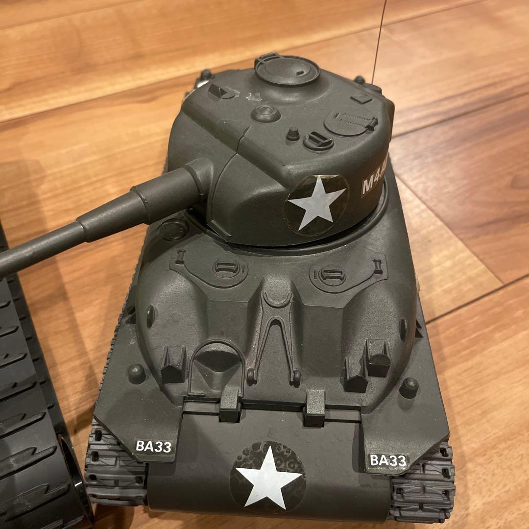 スポーツカーと戦車