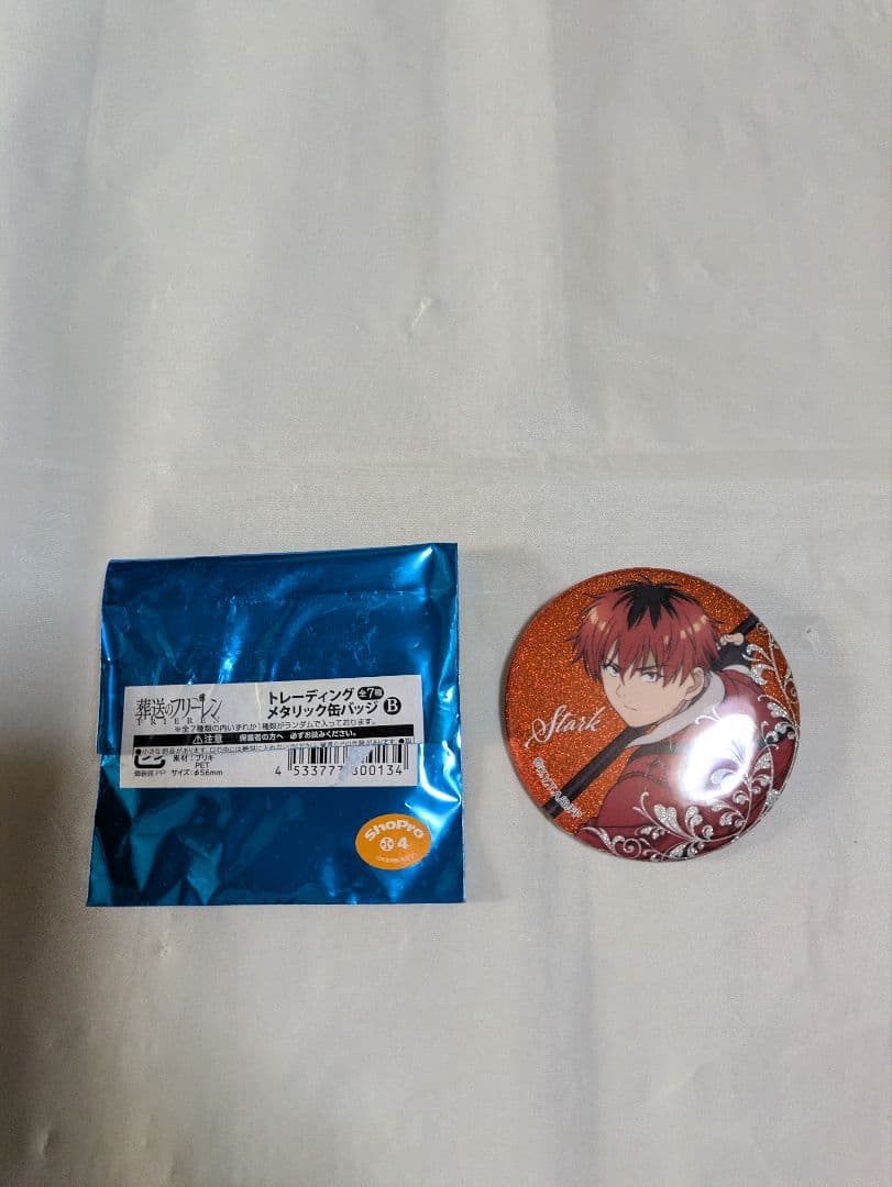 フリーレンフィギュアと、他にカード2枚、クリアファイル2枚、財布付き｜