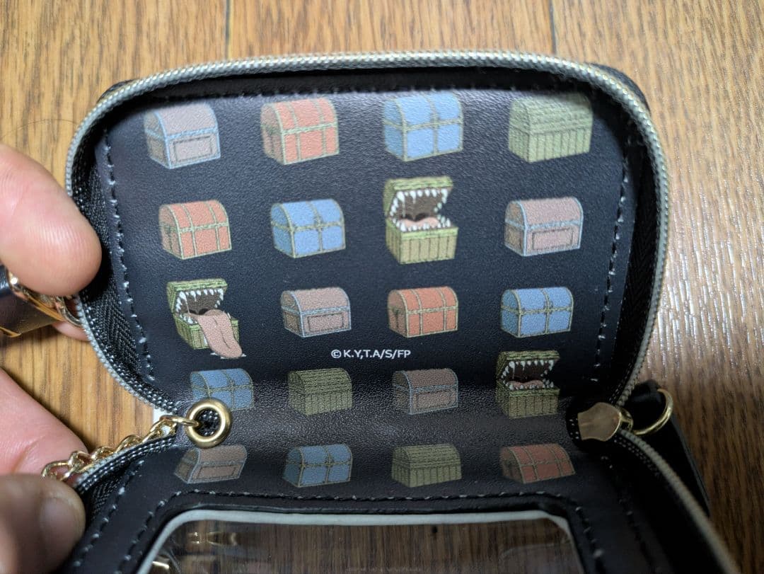 フリーレンフィギュアと他にカード3枚、クリアファイル2枚、財布