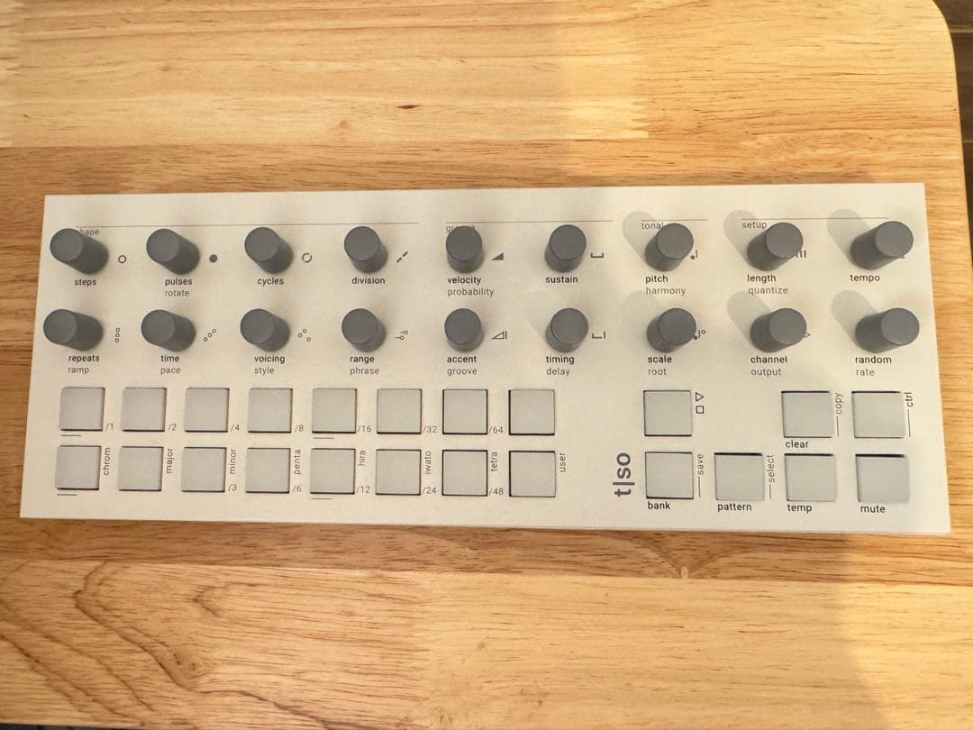 Torso t-1 white シーケンサー モジュラーシンセ
