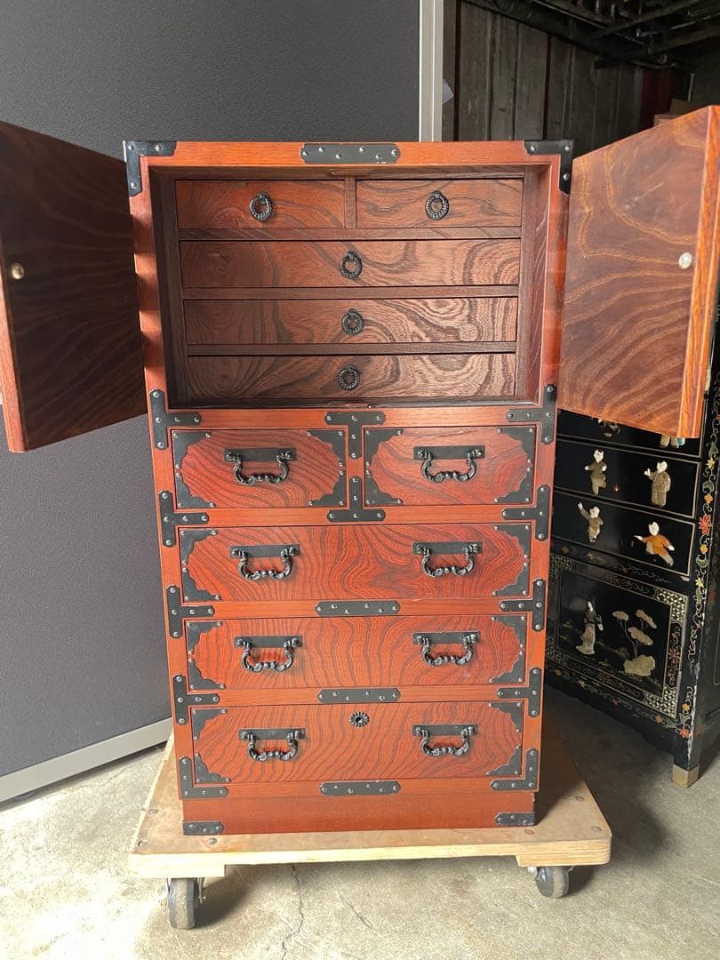 美品和箪笥 観音開き 棚箪笥 帳場箪笥 チェスト欅材 漆塗り 菊の