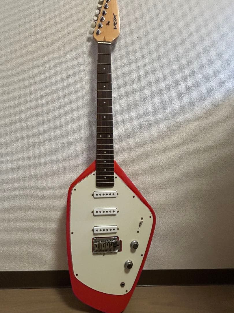 ギター VOX mark V phantom Red Disc Vox MARK V Phantom Bass Guitar, Salmon Red at Gear4music