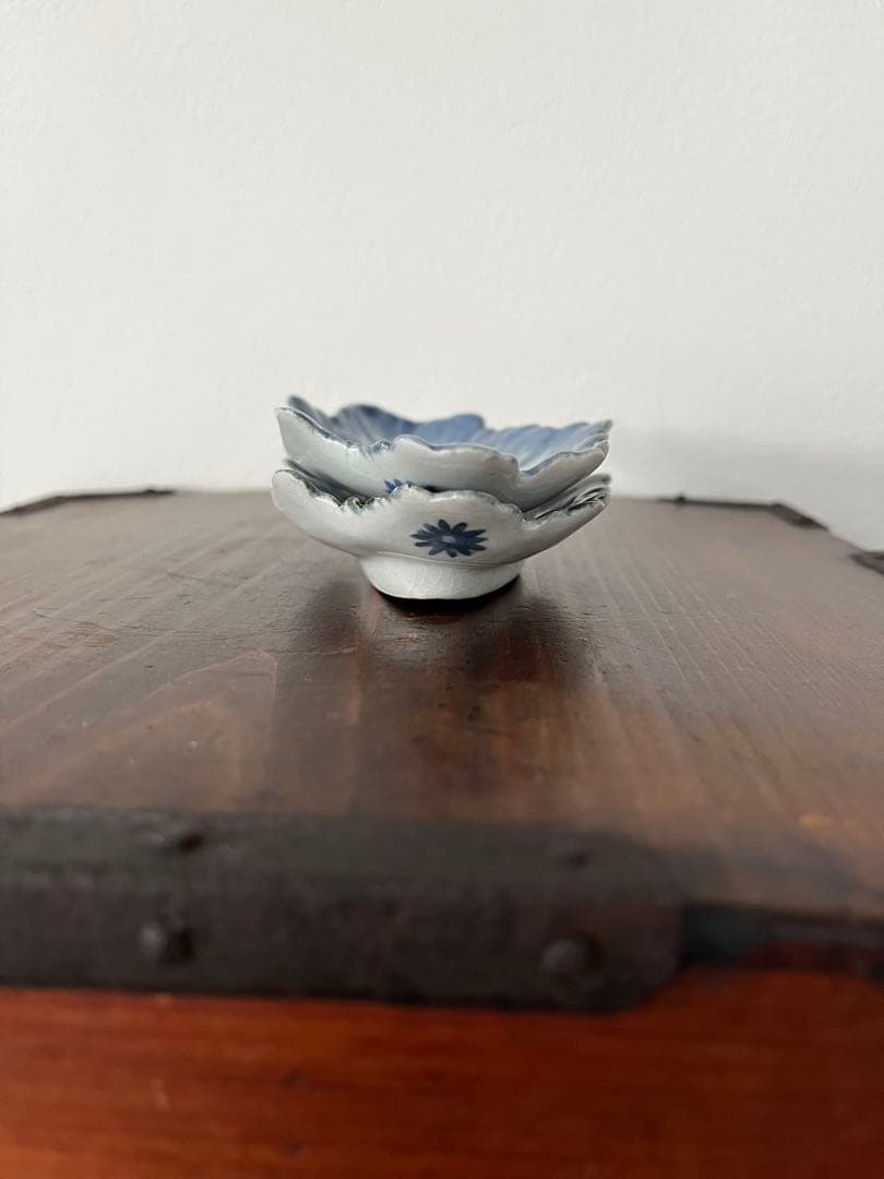 江戸初期中期 藍九谷 古伊万里 染付 花形 変形豆皿 こんにゃく印判 陽刻