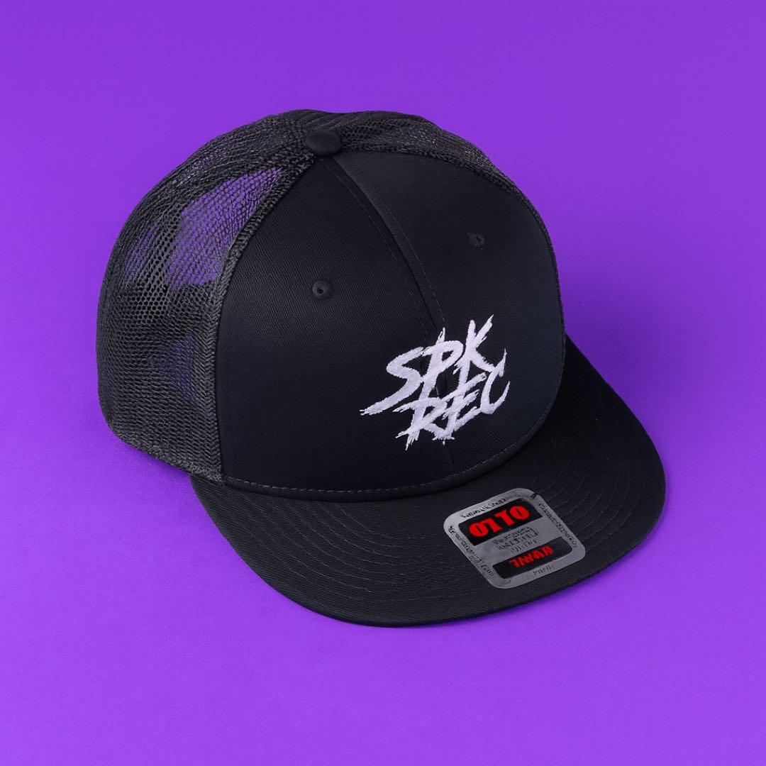 SPIKE RECORDINGS HISASHI フラットバイザーキャップ SPIKE RECORDINGS by HISASHI “SPK REC” フラットバイザーキャップ