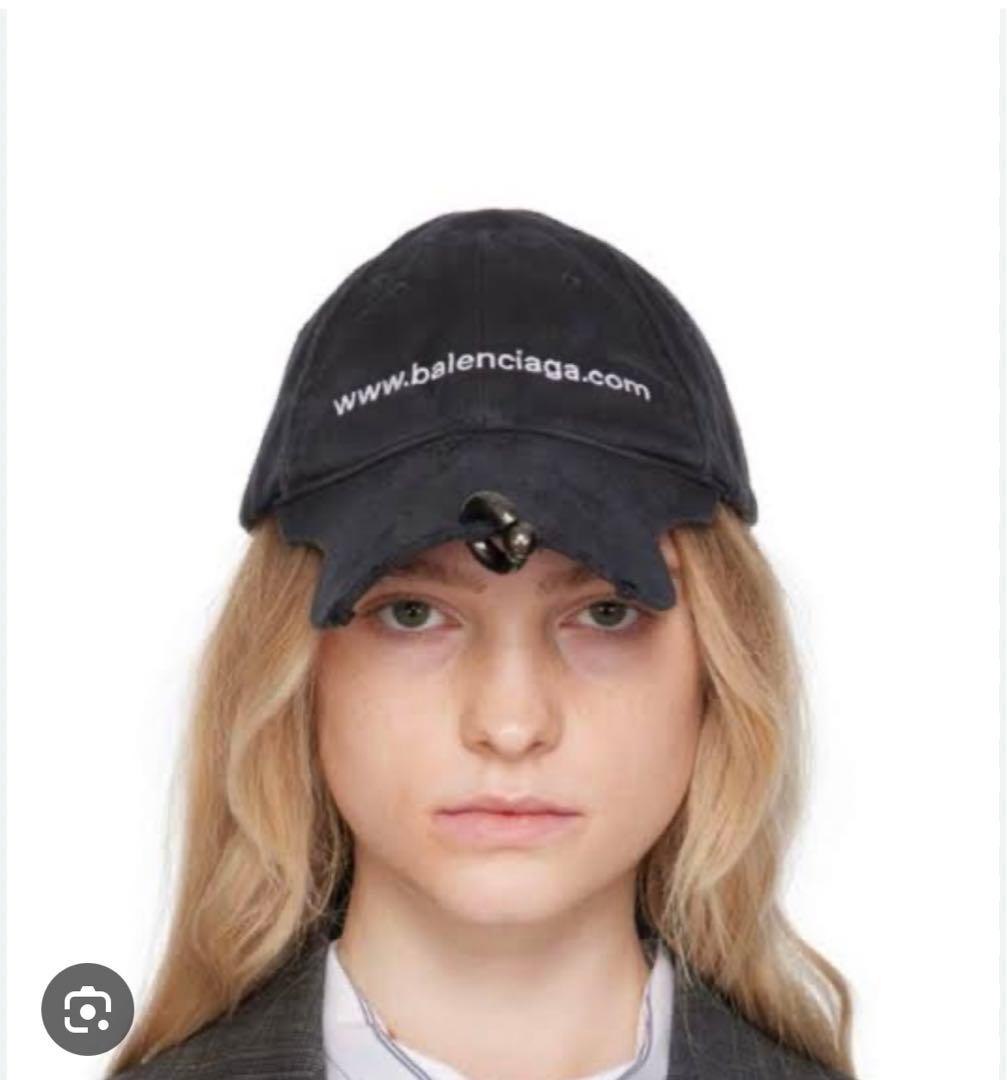 バレンシアガ ダメージ加工 ピアス キャップ ホワイト ロゴ刺繍