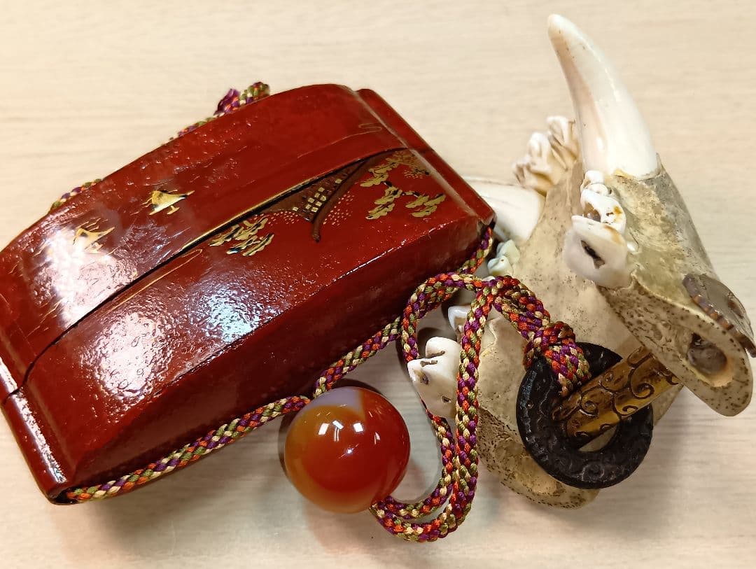 印籠朱塗り牛引き図／山岳信仰護符金工細工根付