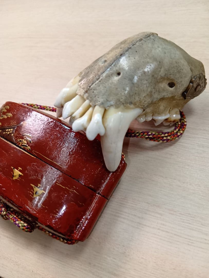 印籠朱塗り牛引き図／山岳信仰護符金工細工根付