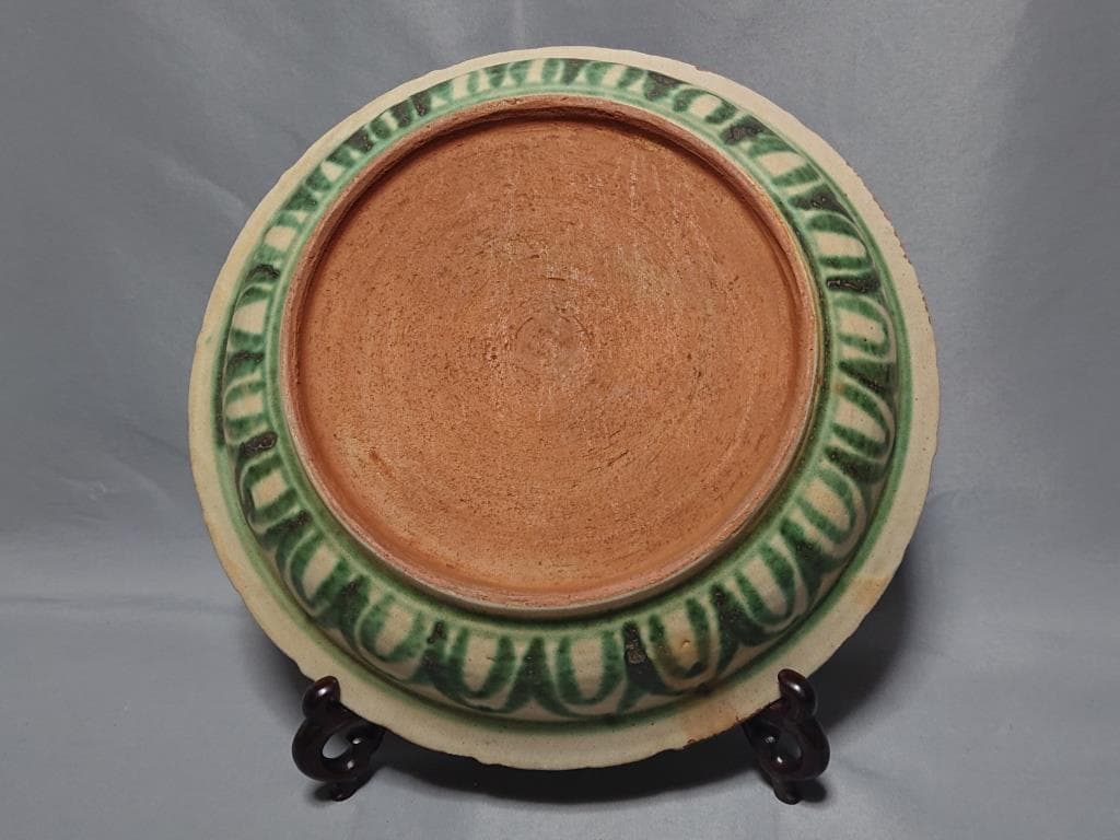 コレクター収集 ミャンマー 白濁緑釉 絵草花文 輪花大皿 15～16世紀