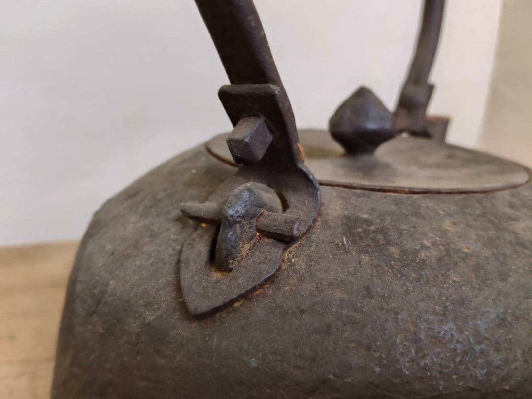 ★南部釜師 及川鉄作 雲龍紋平丸形鉄瓶 茶道具