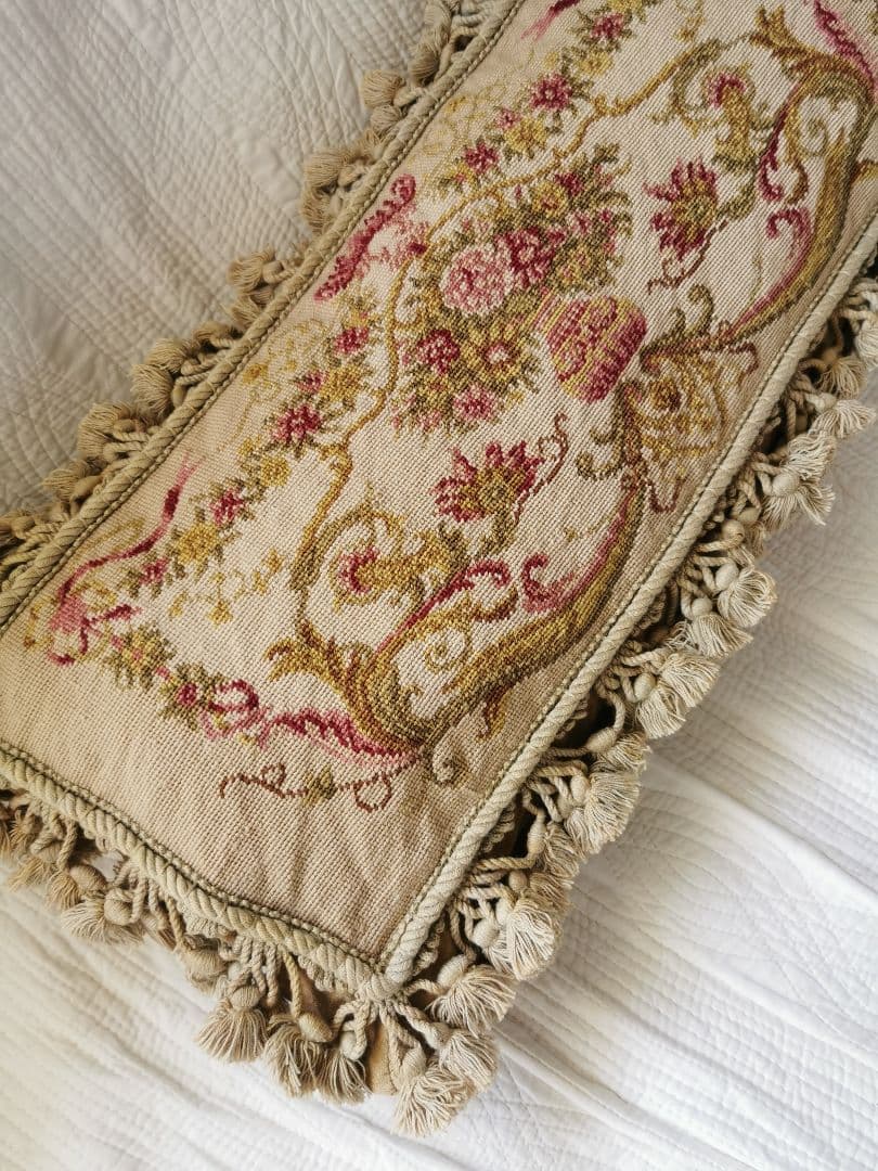 アンティークニードルポイント プチポワン犬と薔薇 色糸タッセル付