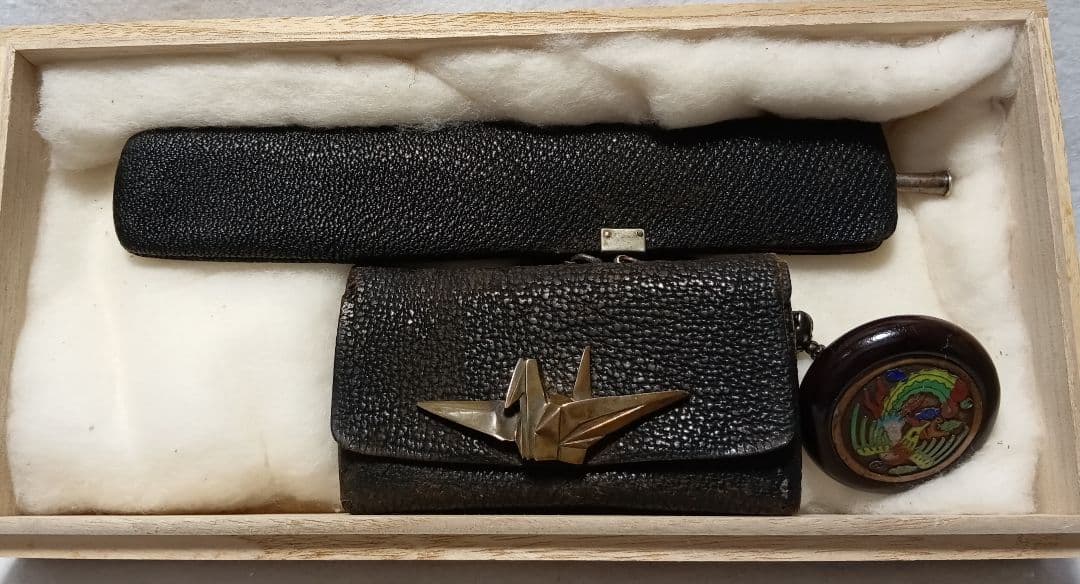 鳳凰の図 七宝 鏡蓋 饅頭 根付」「折鶴 前金具」 煙草入 銀煙管有