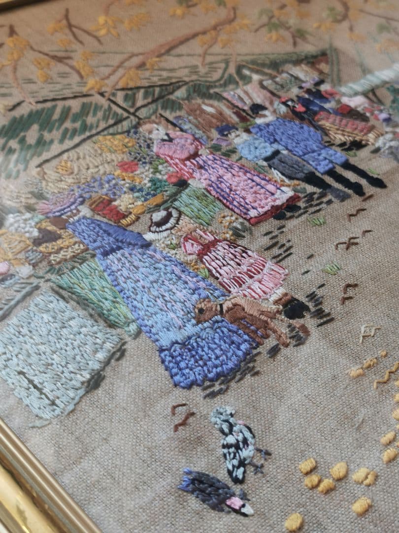 アンティーク ニードルポイント刺繍 ガラス額装 マルシェ 朝市の賑わい