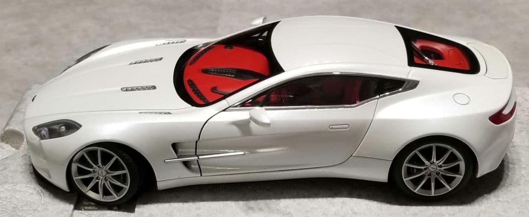 オートアート　シグネイチャー 1/18 　アストンマーチンONE-77