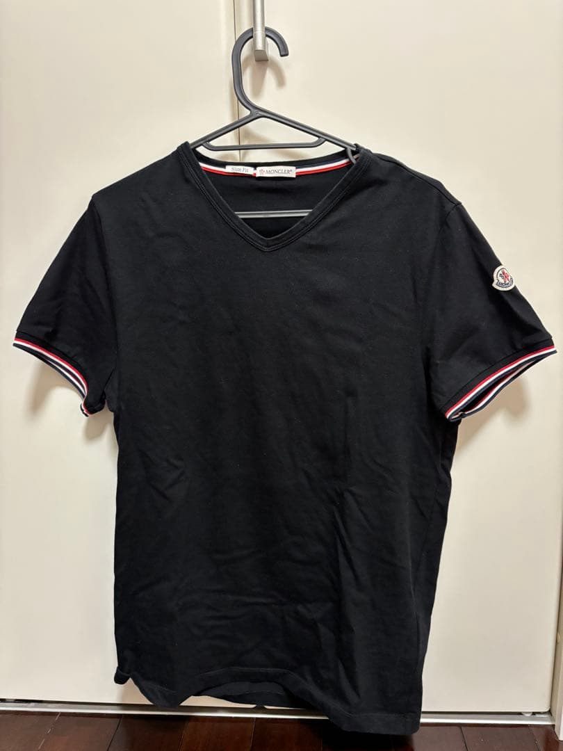 MONCLER スリムフィット ブラック Vネック Tシャツ