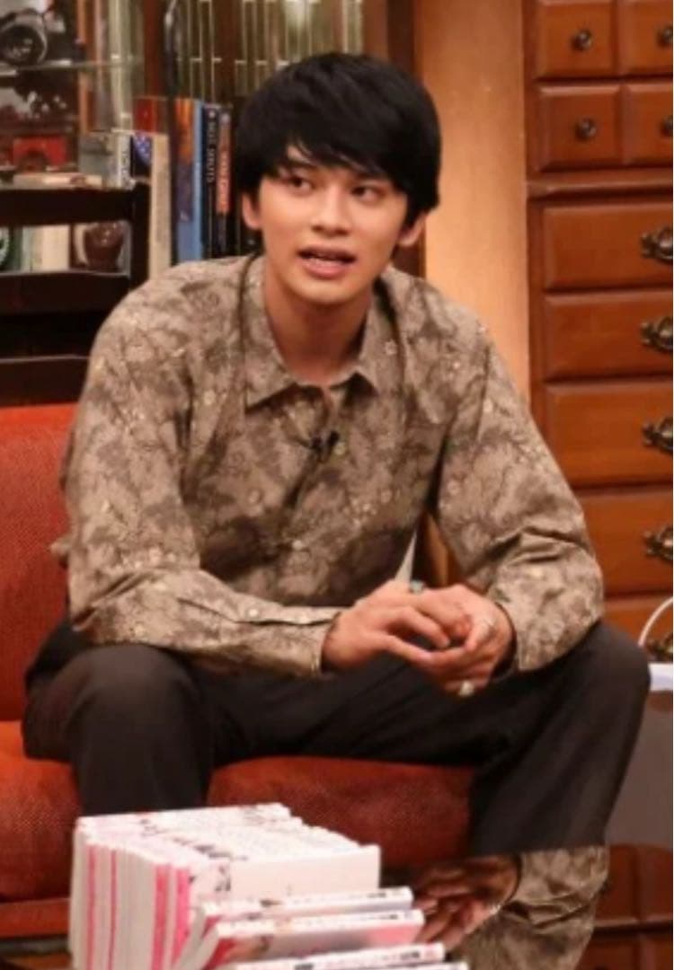 郷ひろみ本人がLIVE中で着用していたFENDYシャツ ジャケットプレイを