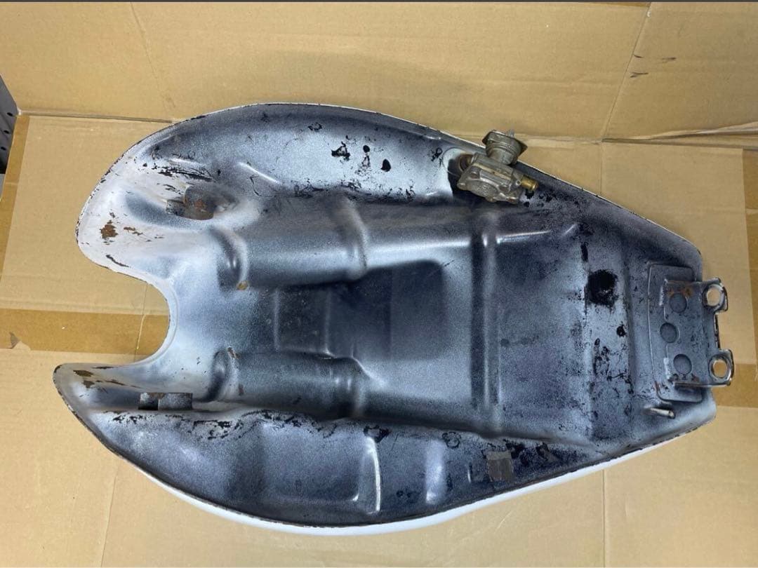 ゼファー400 タンクゼファータンク大きな凹みなし内部サビなし