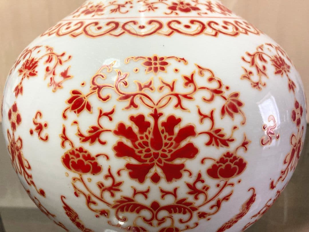 赤絵金彩文 花瓶 「乾隆年製」○華やかな赤絵金彩絵付け 高さ