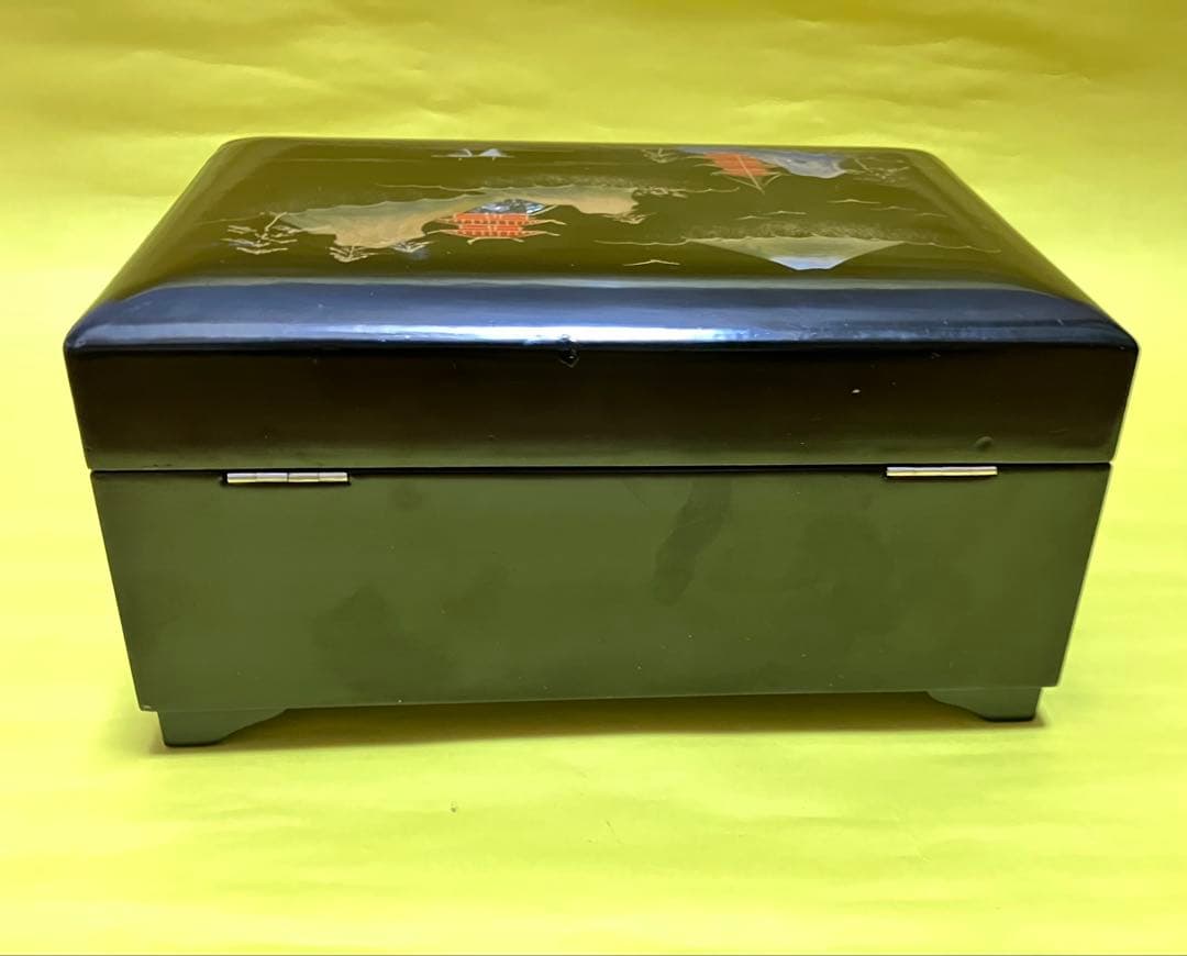 漆器小物入　山と寺院のデザイン　塗り物　螺鈿細工　オルゴール 鍵付　宝石化粧箱