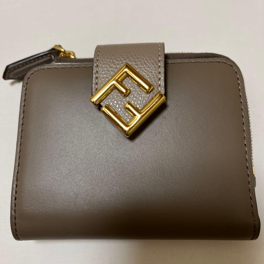 クリスマスセール］Fendi グレー 二つ折り財布 専用袋付き