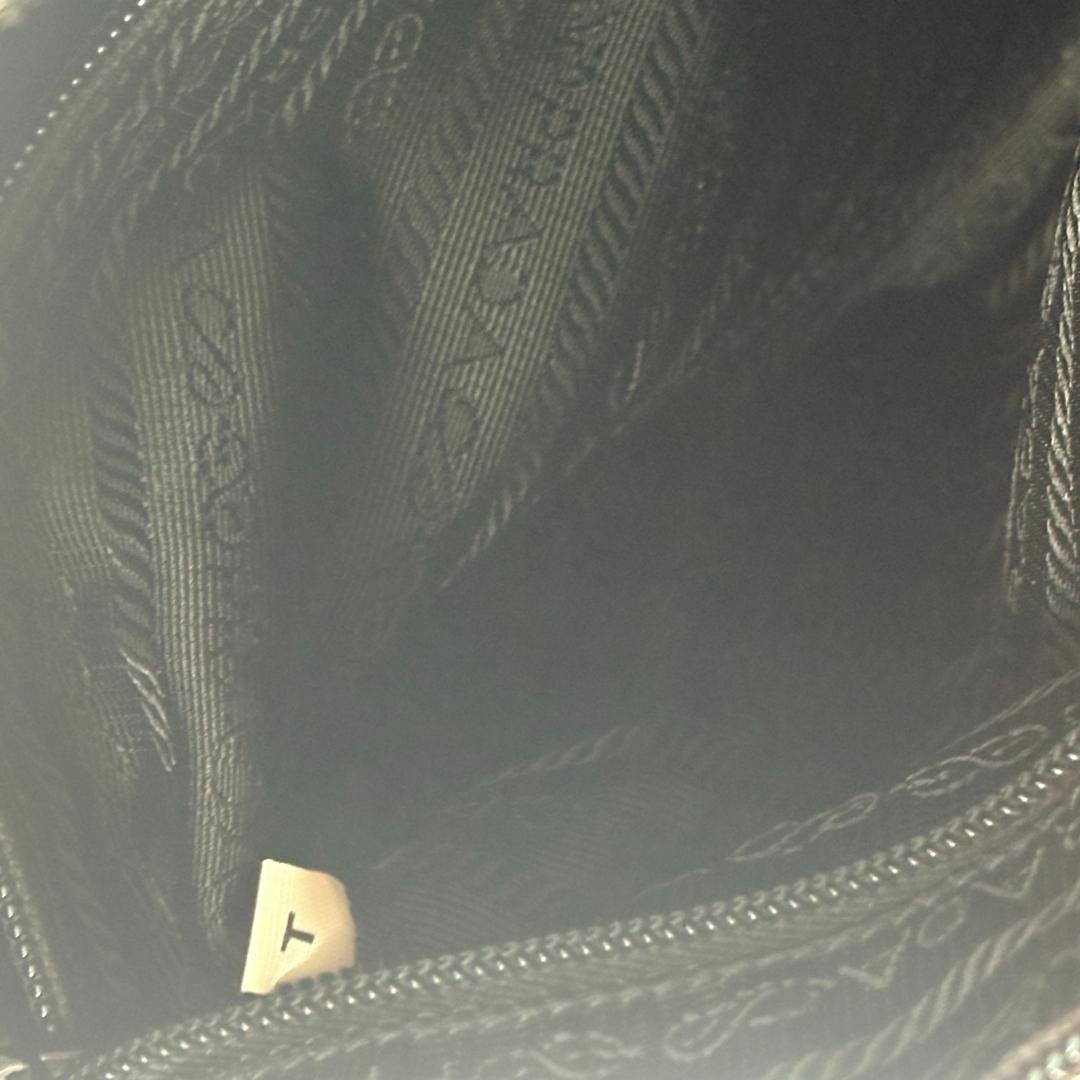 PRADAプラダ　レザー ショルダーバッグ黒プラハンドル 肩掛け シンプル