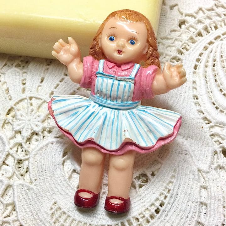 最新 希少 WEEKENDS 女の子 ブローチ 希少 WEEKENDS 女の子 ブローチ