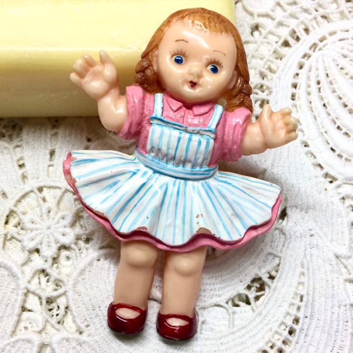 最新 希少 WEEKENDS 女の子 ブローチ 希少 WEEKENDS 女の子 ブローチ