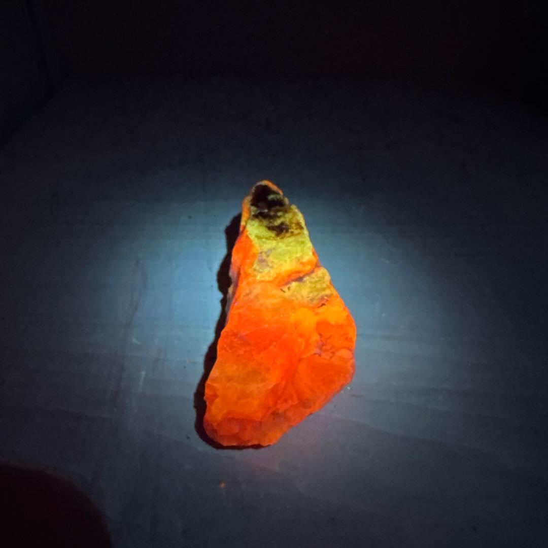 北海道石 然別オパール 蛍光オパール138g 最高品質蛍光オパール 北海道