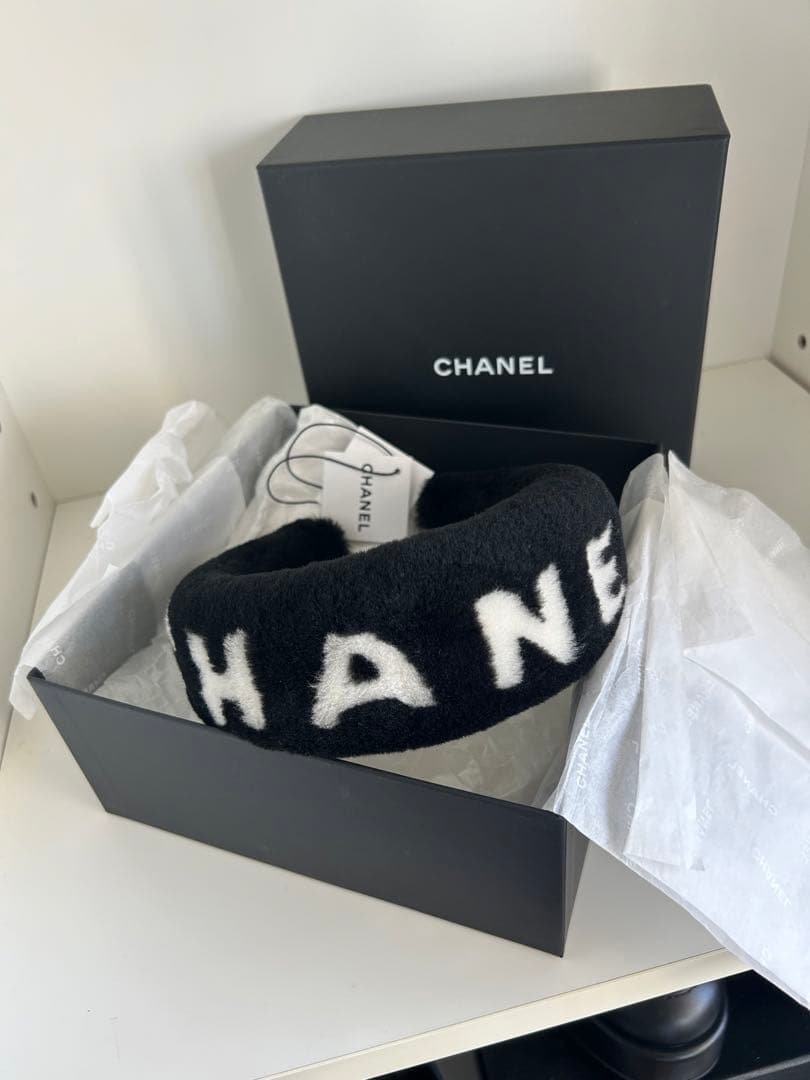 ジェニ着用《レアitem》シャネル ロゴ ファー カチューシャ - メルカリ