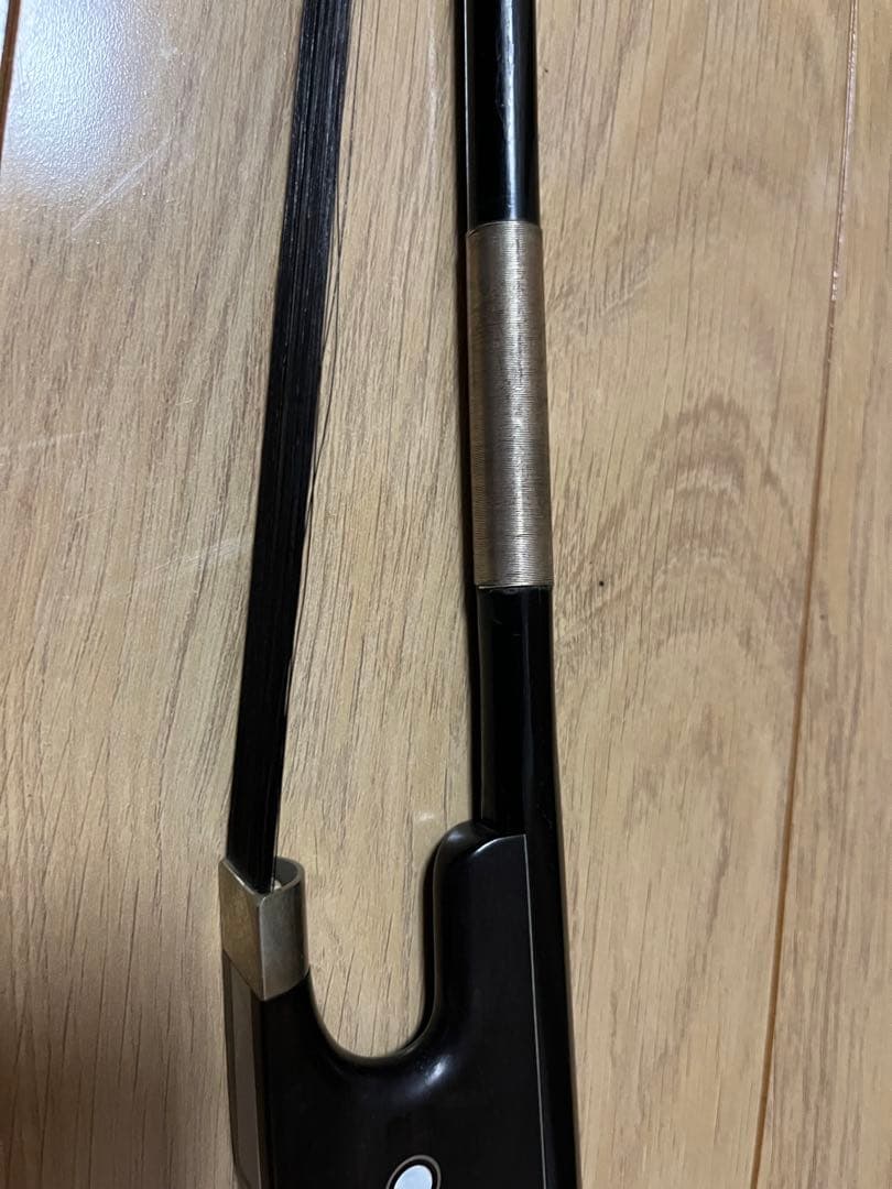 コントラバスカーボン弓　黒毛　ノーブランドケース付