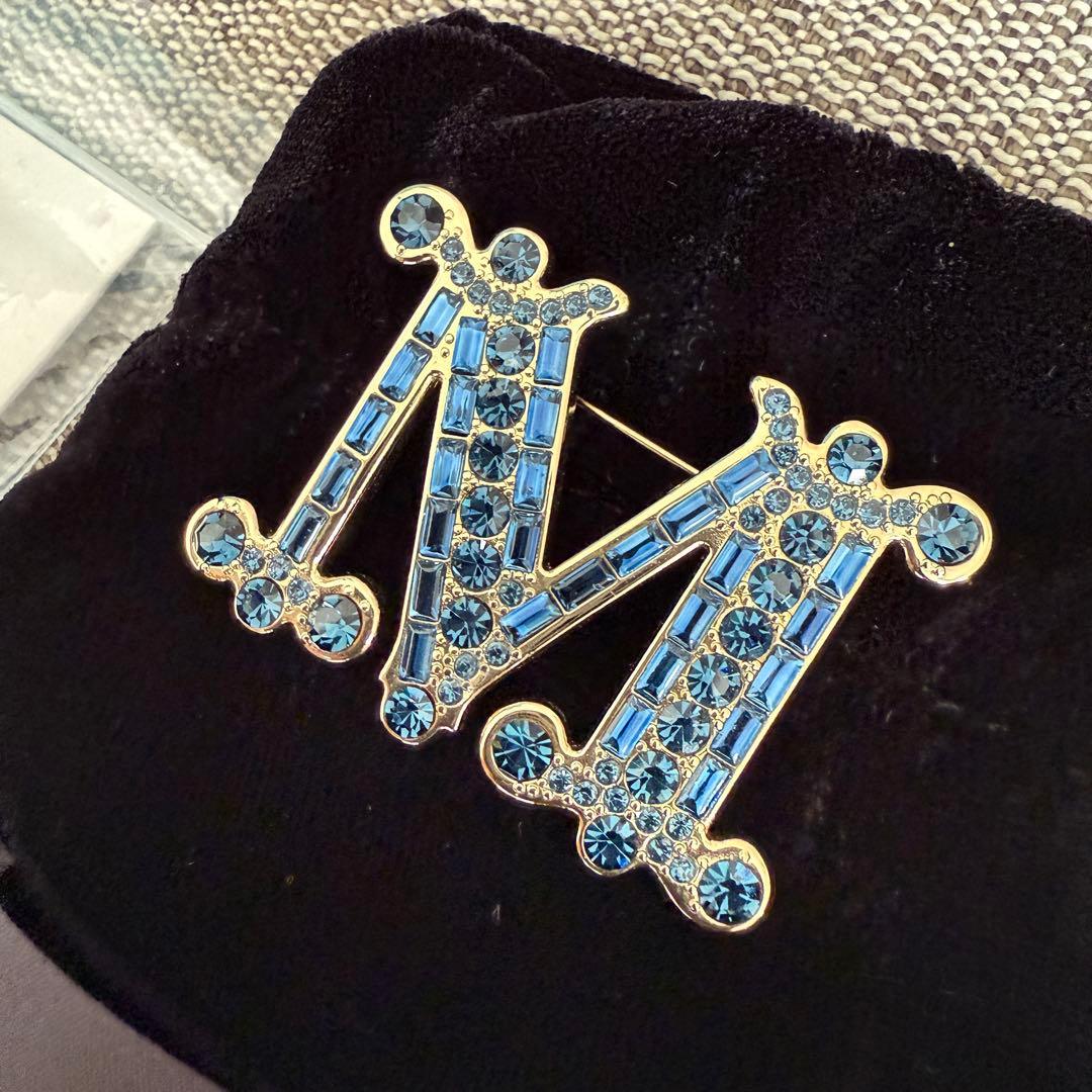 1回使用のみ MaxMara(マックスマーラ) ロゴ刻印 ビジュー装飾 ブローチ